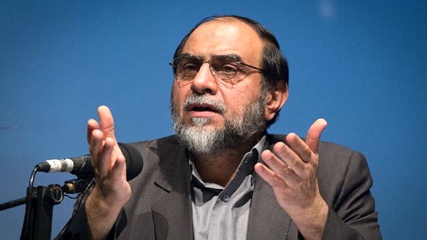 فیلم/انتقاد رحیم پورازغدی از رهابودن فضای مجازی/ روزی یقه مسئولین کشور را در درگاه عدل الهی خواهند گرفت - مرجع تنظیم مقررات خدمات فضای مجازی ایران - <p>یک روزی یقه مسئولین کشور در دولت، در مجلس و در قوه قضاییه را در درگاه عدل الهی خواهند گرفت که میلیون‌ها کودک و نوجوان بخاطر عدم مدیریت فضای مجازی به گناه و فساد افتادند و شما مسئول بودید
🔹استاد حسن رحیم پور ازغدی به مسئولان هشدار داد که میلیون‌ها کودک و نوجوان بخاطر عدم مدیریت فضای مجازی به گناه و فساد افتادند، صدها هزار خانواده از هم پاشیدند و شما مسئول هستید.</p>
<p>🔹روایت داریم هرکس باعث انحراف و فساد یک نفر شود، قاتل اوست! و هرکس یک نفر را بکشد گویی کل بشریت را کشته است! اینها(مسئولان ذی‌ربط) قاتل هستند!
🔹 مسئولینی که می توانستند کاری بکنند و نکردند برای اینکه بگویند اینها روشنفکر هستند، عذاب قطعی آخرت را دارند.
🔹جلوی آزادی و انتقال علم را نباید گرفت، جلوی انحرافات و مفاسد را باید گرفت.</p>
